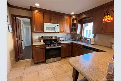 8 Walnut Place, Lindenhurst, NY 11757 - Photo 6
