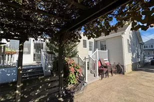 8 Walnut Pl, Lindenhurst, NY 11757 - Photo 10