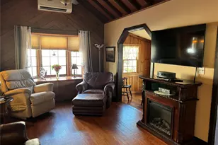 8 Walnut Pl, Lindenhurst, NY 11757 - Photo 4
