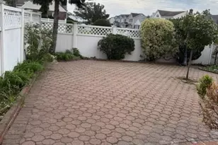 916 Center Dr, Franklin Square, NY 11010 - Photo 12