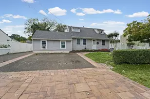 126 Claywood Dr, Brentwood, NY 11717 - Photo 2
