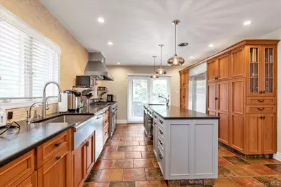 636 Diane Place, Woodmere, NY 11581 - Photo 4
