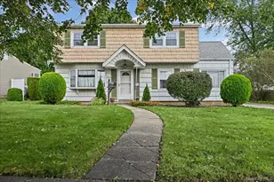 23 Saucer Ln, Levittown, NY 11756 - Photo 2