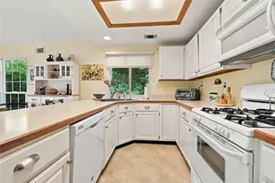 9 Amagansett Ct, Ridge, NY 11961 - Photo 10