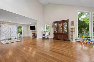 9 Ellen Ct, Glen Cove, NY 11542 - Photo 6