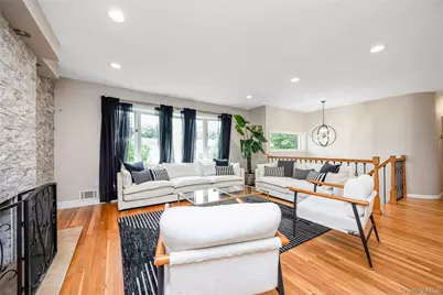 31 Sterling Lane, Smithtown, NY 11787 - Photo 4