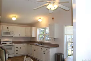 1661 Old Country Rd, Riverhead, NY 11901 - Photo 16