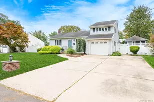 42 Peachtree Ln, Huntington Station, NY 11746 - Photo 2