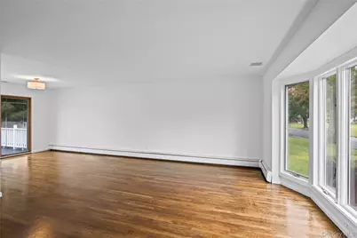 27 Schoenfield Lane, Melville, NY 11747 - Photo 4