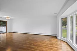 27 Schoenfield Ln, Melville, NY 11747 - Photo 4