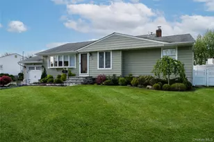 31 Garden Cir, Syosset, NY 11791 - Photo 2