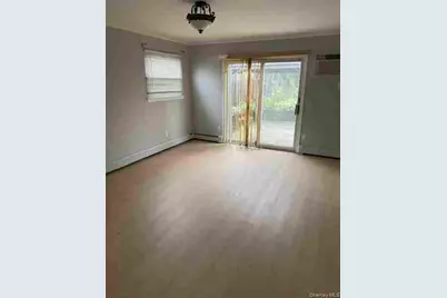 82 Barnyard Ln, Levittown, NY 11756 - Photo 4