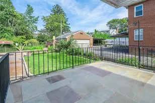 75 Frost Pond Rd, Glen Cove, NY 11542 - Photo 10