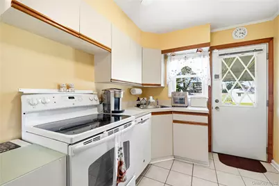 305 W Nicholai Street, Hicksville, NY 11801 - Photo 14