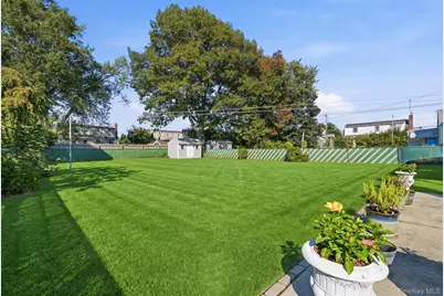 305 W Nicholai Street, Hicksville, NY 11801 - Photo 32