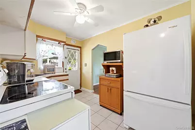 305 W Nicholai Street, Hicksville, NY 11801 - Photo 12