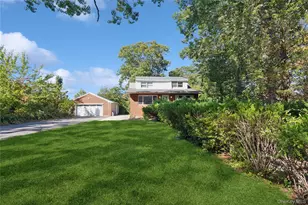 9 Plandome Pl, Selden, NY 11784 - Photo 2