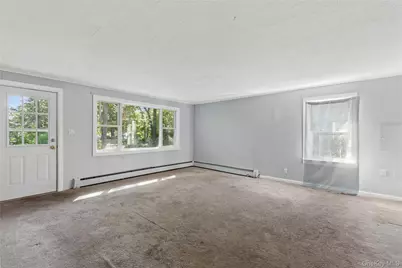9 Plandome Place, Selden, NY 11784 - Photo 6
