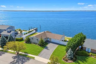 41 Shore Dr W, Copiague, NY 11726 - Photo 18