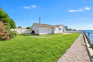 41 Shore Dr W, Copiague, NY 11726 - Photo 10