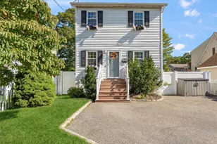 422 Myrtle Ave, West Islip, NY 11795 - Photo 2