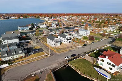 101 Clocks Boulevard, Massapequa, NY 11758 - Photo 20