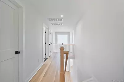 101 Clocks Boulevard, Massapequa, NY 11758 - Photo 10