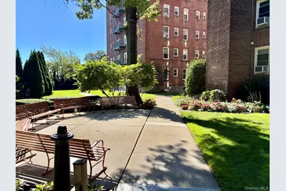 34 Cathedral Avenue #2E, Hempstead, NY 11550 - Photo 4