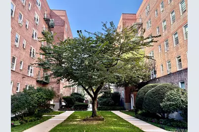 34 Cathedral Avenue #2E, Hempstead, NY 11550 - Photo 2