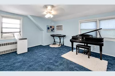 135 Sperry Boulevard, New Hyde Park, NY 11040 - Photo 12