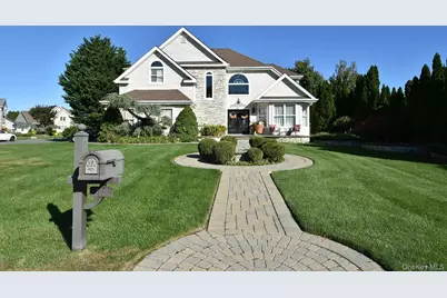 112 Summerfield Drive, Holtsville, NY 11742 - Photo 2