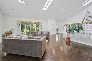 17 Scenic View Ct W, Dix Hills, NY 11746 - Photo 4