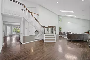 17 Scenic View Ct W, Dix Hills, NY 11746 - Photo 2