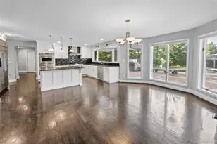 17 Scenic View Ct W, Dix Hills, NY 11746 - Photo 10