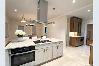 85 Violet Avenue, Floral Park, NY 11001 - Photo 2