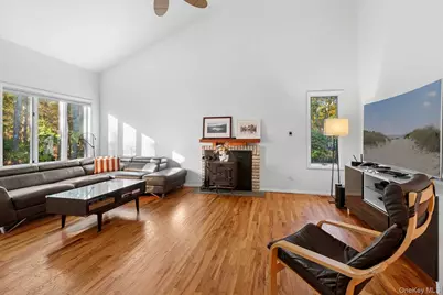 588 Pleasure Drive, Riverhead, NY 11901 - Photo 4