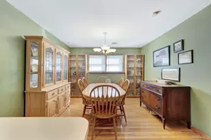 33 Mohawk Dr, North Babylon, NY 11703 - Photo 8