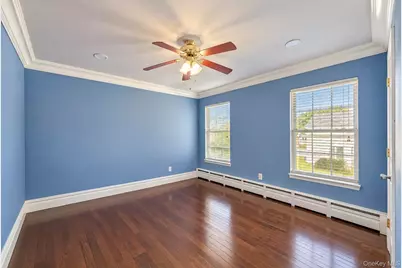 1050 N Broome Avenue, Lindenhurst, NY 11757 - Photo 12