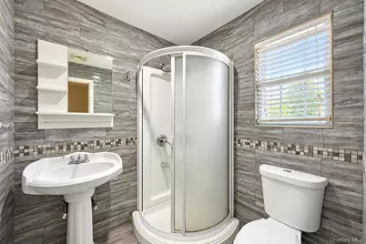 1050 N Broome Avenue, Lindenhurst, NY 11757 - Photo 16