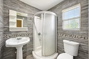 1050 N Broome Ave, Lindenhurst, NY 11757 - Photo 16