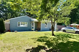 142 Palmer St, Brentwood, NY 11717 - Photo 2