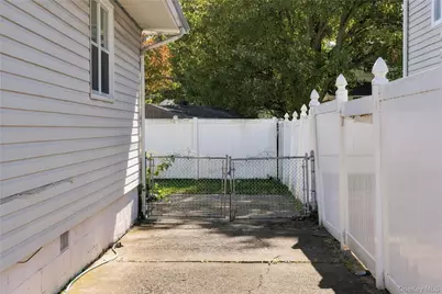 231 E Clearwater Road, Lindenhurst, NY 11757 - Photo 18