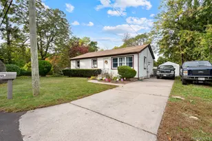 81 Bushwick Ave, Central Islip, NY 11722 - Photo 16