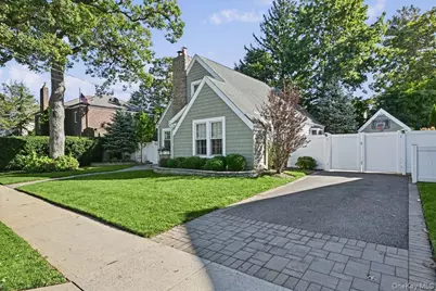 76 Powell Place, Farmingdale, NY 11735 - Photo 32