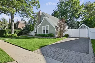 76 Powell Pl, Farmingdale, NY 11735 - Photo 32