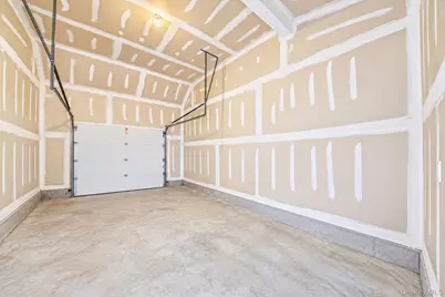 1025 N Greene Avenue, Lindenhurst, NY 11757 - Photo 22