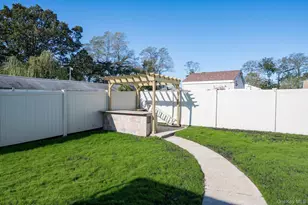 10 Autumn Ln, Amityville, NY 11701 - Photo 28