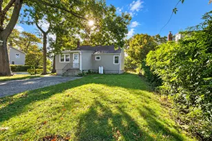 380 Gates Ave W, Lindenhurst, NY 11757 - Photo 2
