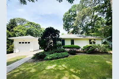 4605 Peconic Bay Boulevard, Laurel, NY 11948 - Photo 1