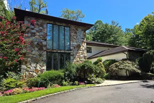 45 Bristol Dr, Manhasset, NY 11030 - Photo 40